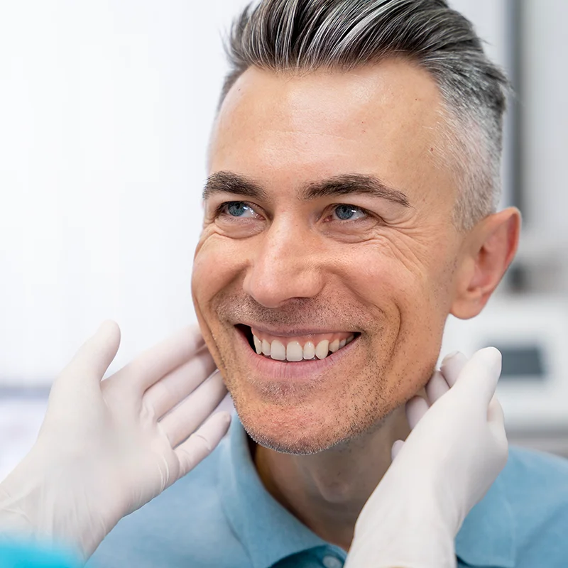 implantes sorriso homem adulto