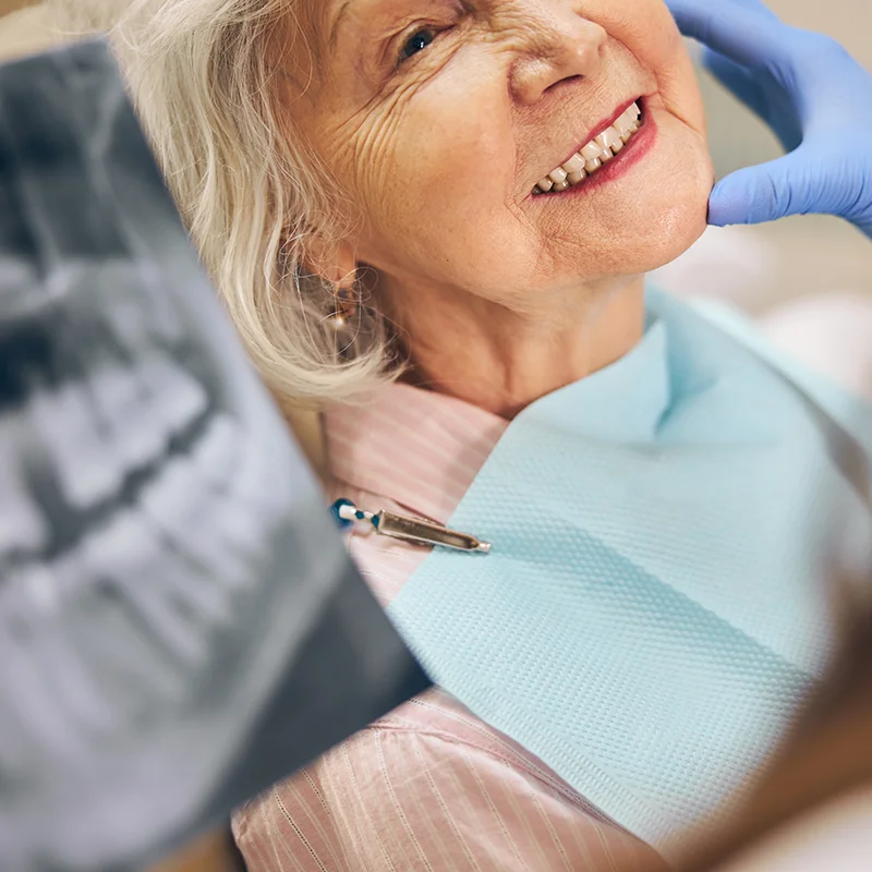 implantes sorriso idosa