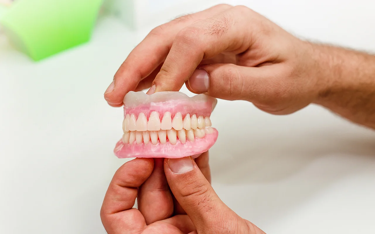 Prótese Fixa na mão do dentista